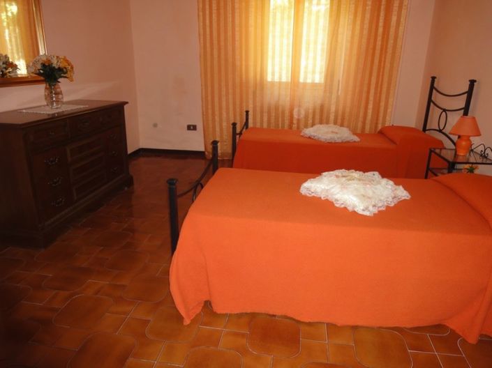 Image No.10-5 Bed Property for sale