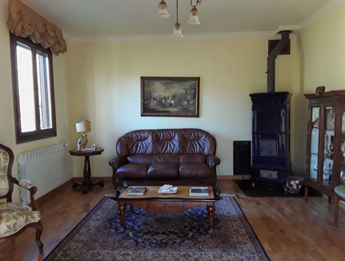 Image No.4-4 Bed Property for sale