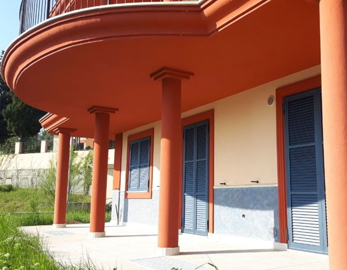 Image No.2-4 Bed Property for sale