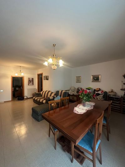 Image No.6-9 Bed Property for sale