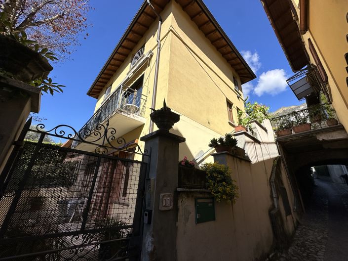 Image No.1-5 Bed Property for sale