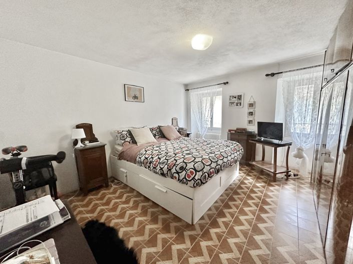 Image No.8-5 Bed Property for sale