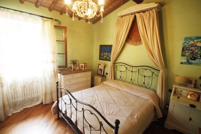 Image No.10-2 Bed Property for sale