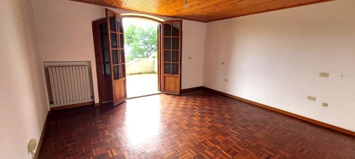 Image No.10-5 Bed Property for sale