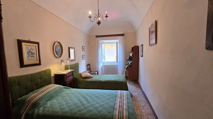 Image No.7-7 Bed House for sale