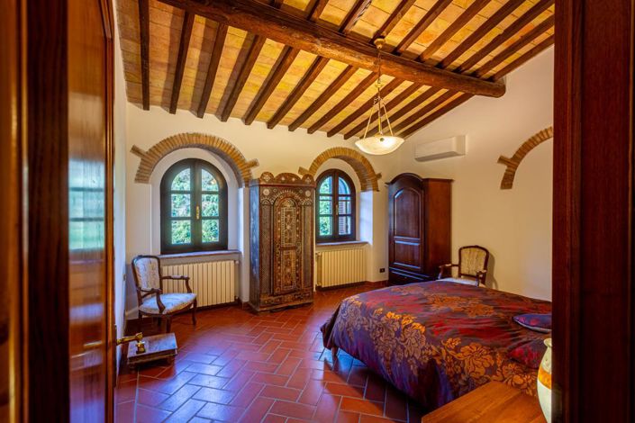 Image No.10-4 Bed Property for sale