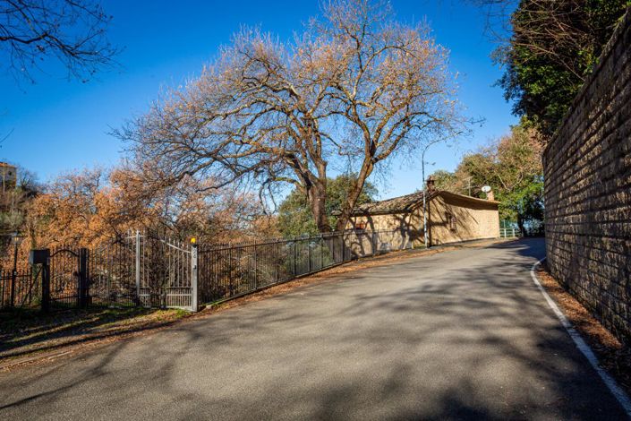 Image No.15-4 Bed Property for sale