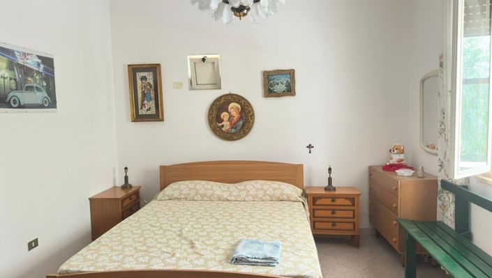 Image No.10-3 Bed Property for sale