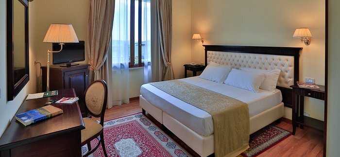 Image No.12-45 Bed Commercial for sale