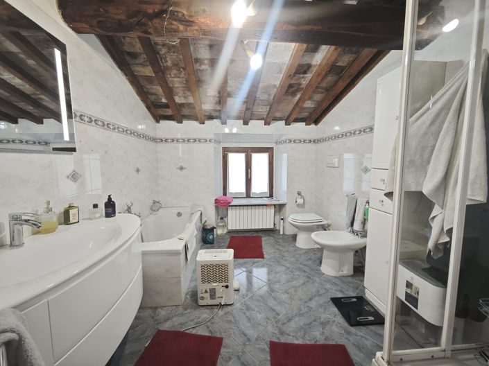 Image No.9-4 Bed Semi-Detached for sale