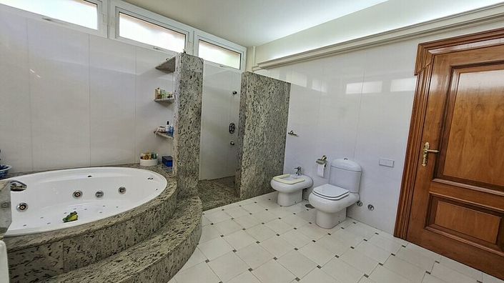 Image No.5-5 Bed Villa for sale