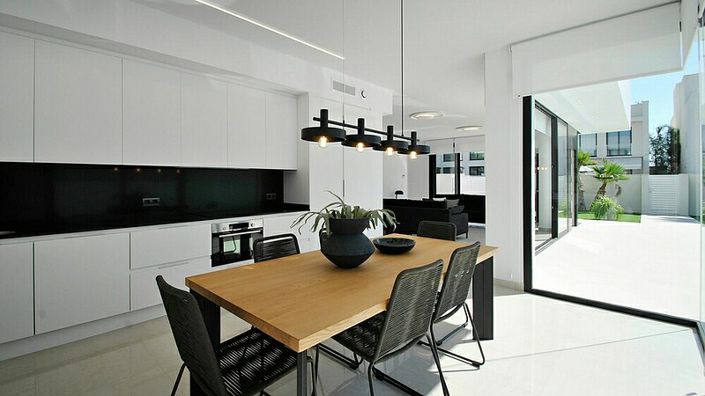 Image No.4-4 Bed Villa for sale