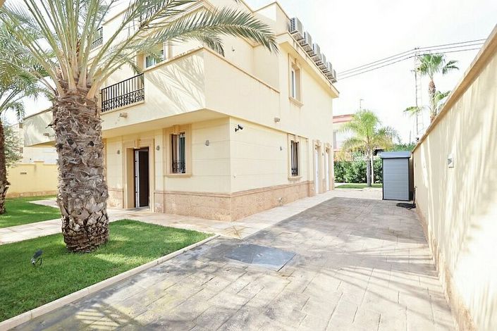 Image No.7-Villa de 4 chambres à vendre à Cabo Roig