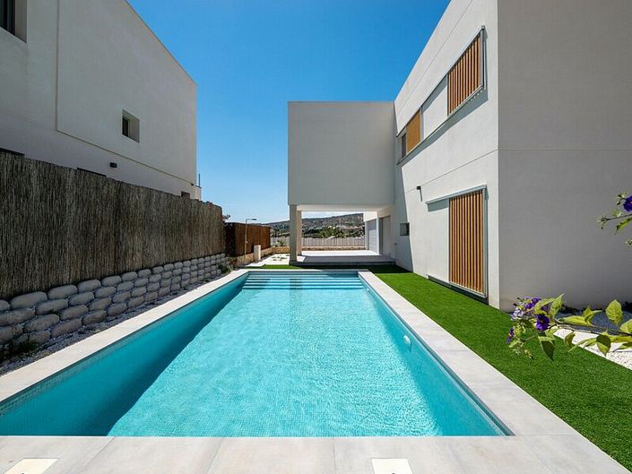 Image No.2-4 Bed Villa for sale