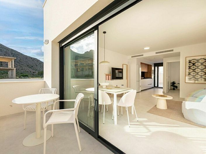 Modern 2-Bed Townhouse with Solarium