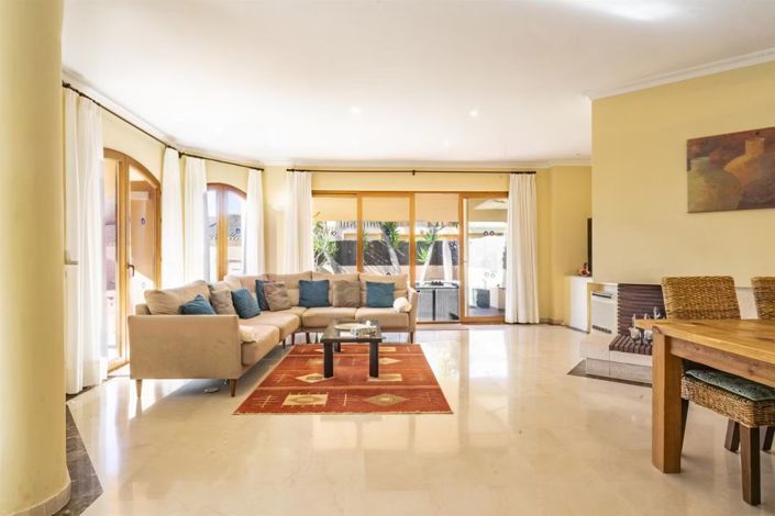 Image No.2-4 Bed Villa for sale