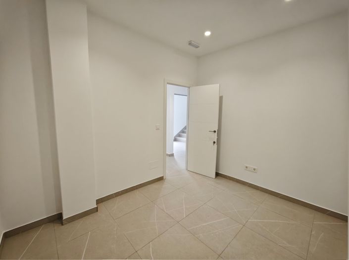 Image No.29-5 Bed Villa for sale