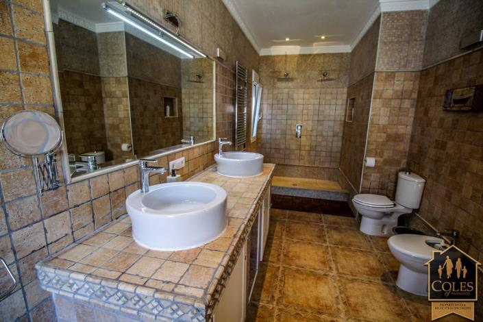 Image No.22-5 Bed Villa / Detached for sale