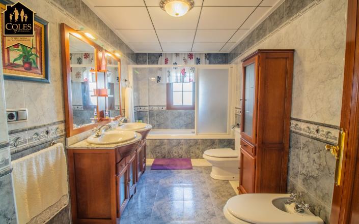 Image No.24-6 Bed Villa / Detached for sale