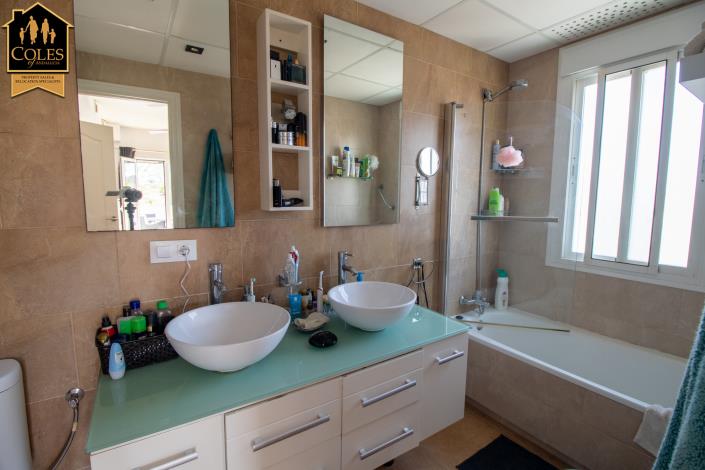 Image No.8-5 Bed Villa / Detached for sale