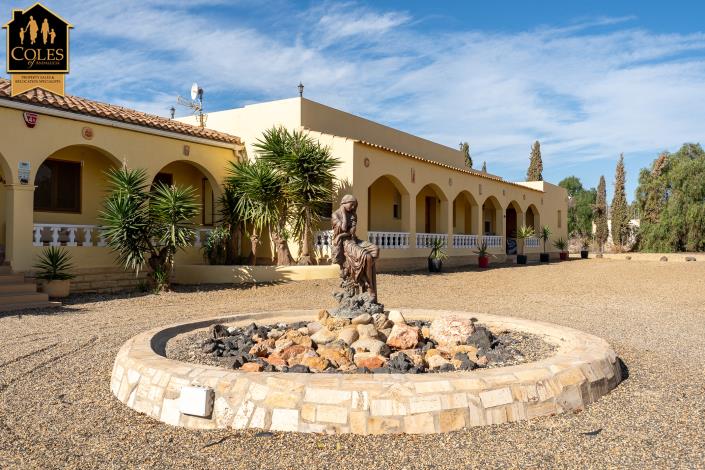 Image No.8-7 Bed Villa / Detached for sale