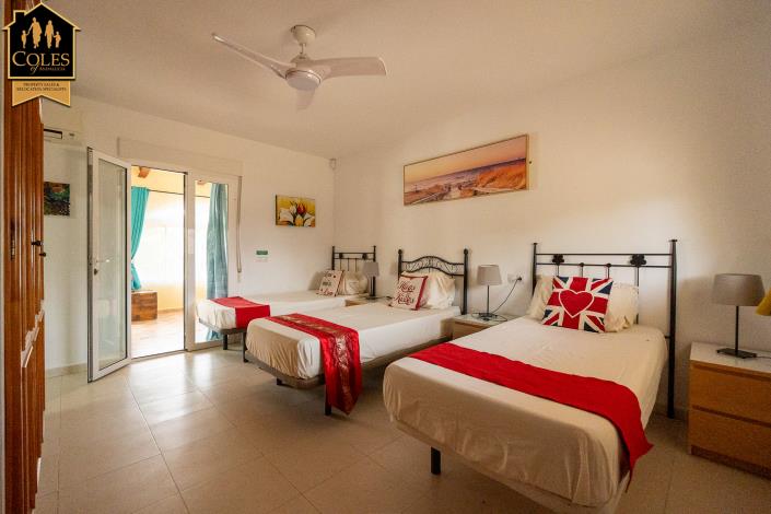 Image No.32-7 Bed Villa / Detached for sale