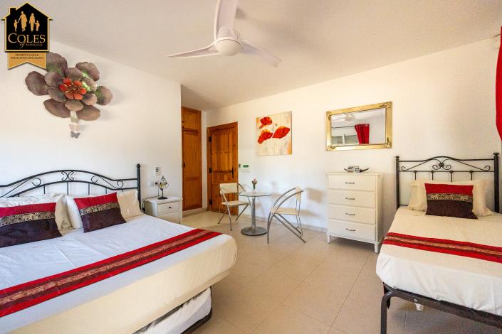 Image No.38-7 Bed Villa / Detached for sale