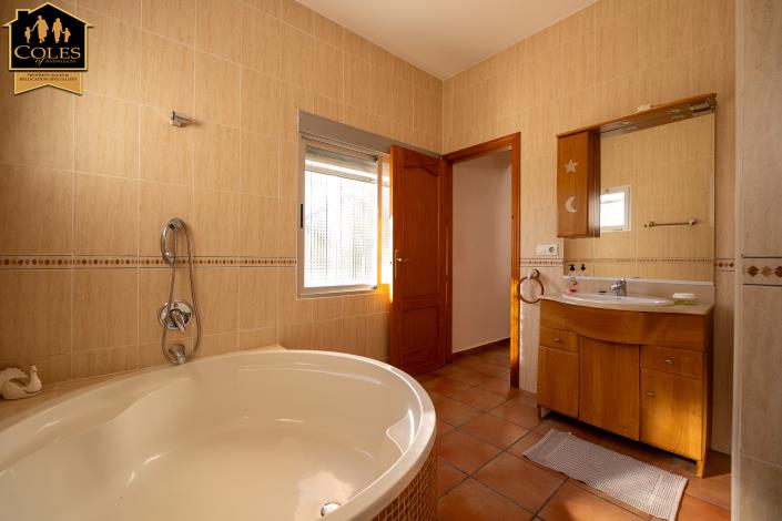 Image No.25-6 Bed Villa / Detached for sale