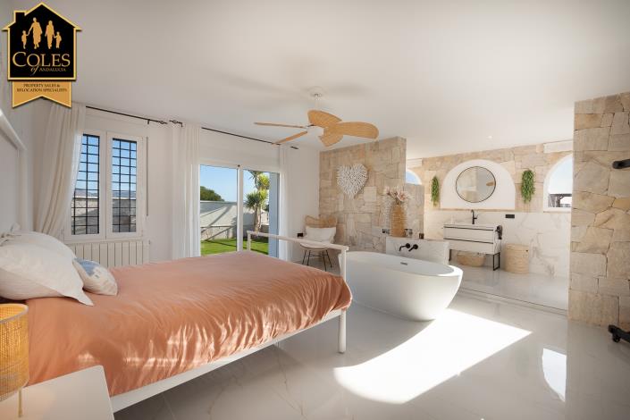 Image No.12-4 Bed Villa / Detached for sale