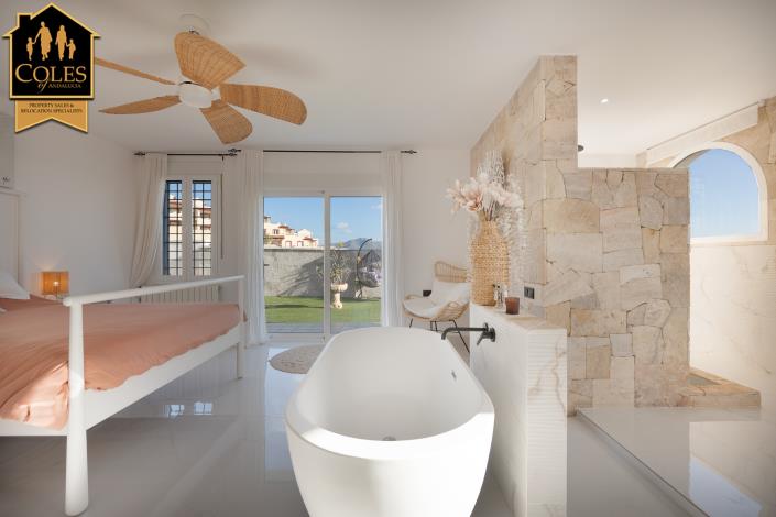 Image No.13-4 Bed Villa / Detached for sale