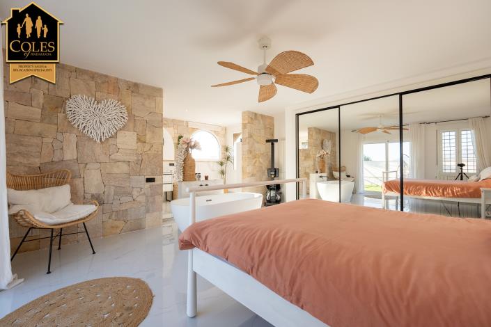 Image No.14-4 Bed Villa / Detached for sale