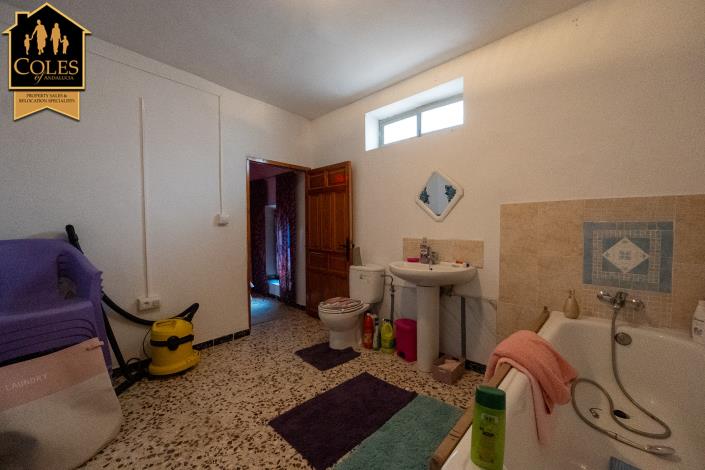 Image No.22-6 Bed Townhouse for sale