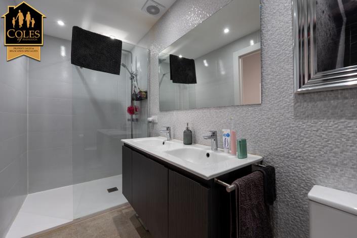 Image No.18-6 Bed Townhouse for sale