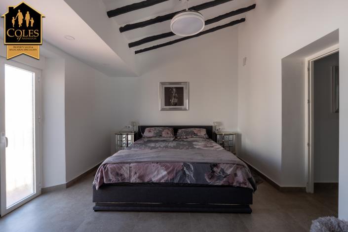 Image No.21-6 Bed Townhouse for sale