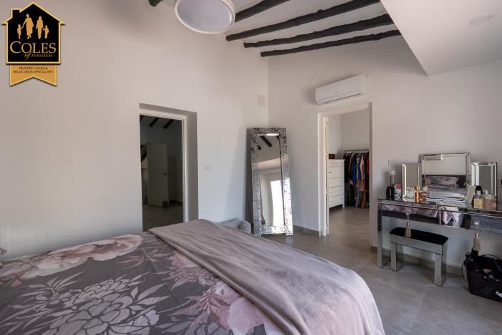 Image No.20-6 Bed Townhouse for sale