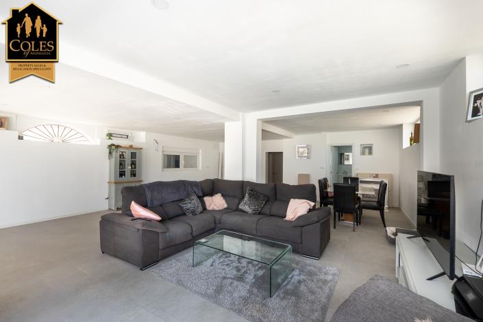 Image No.42-6 Bed Townhouse for sale