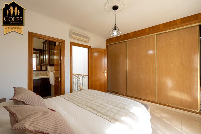 Image No.30-3 Bed Townhouse for sale