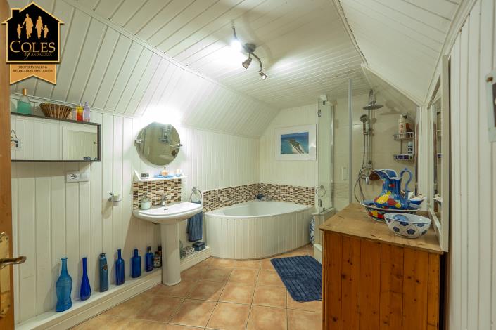 Image No.16-3 Bed Country House for sale