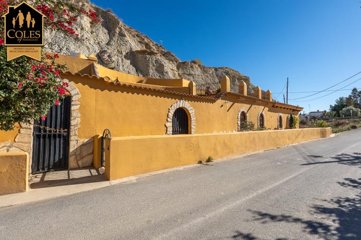 Image No.32-3 Bed Country House for sale