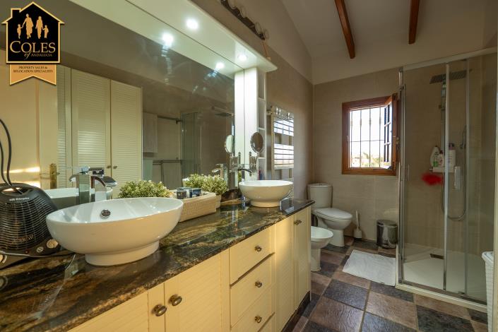 Image No.14-5 Bed Villa / Detached for sale