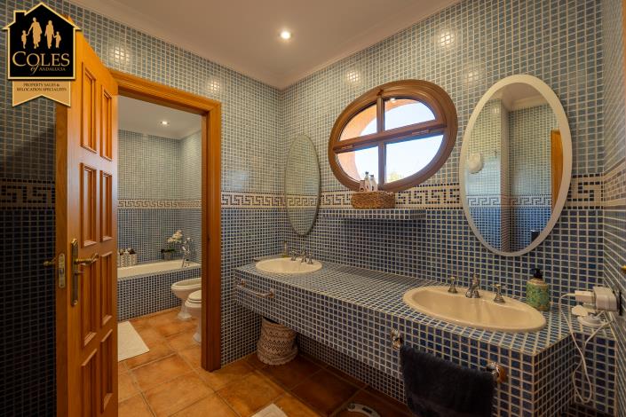 Image No.38-4 Bed Villa / Detached for sale