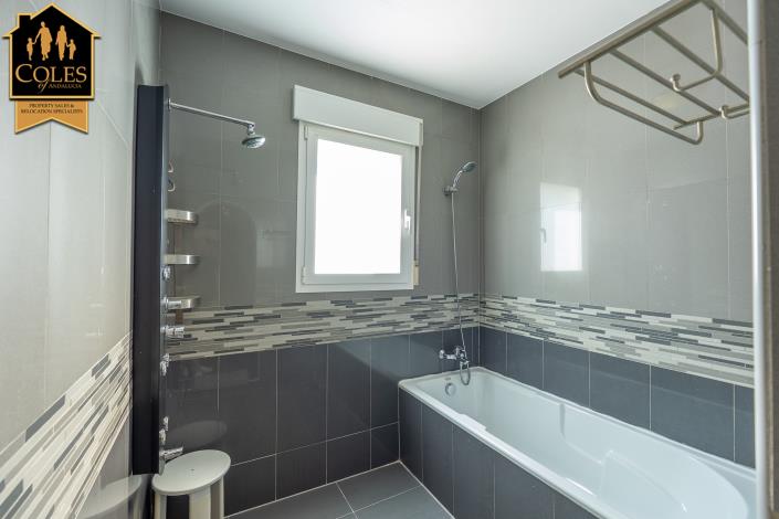 Image No.19-4 Bed Villa / Detached for sale