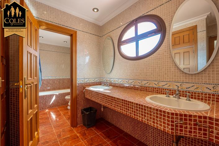 Image No.22-4 Bed Villa / Detached for sale