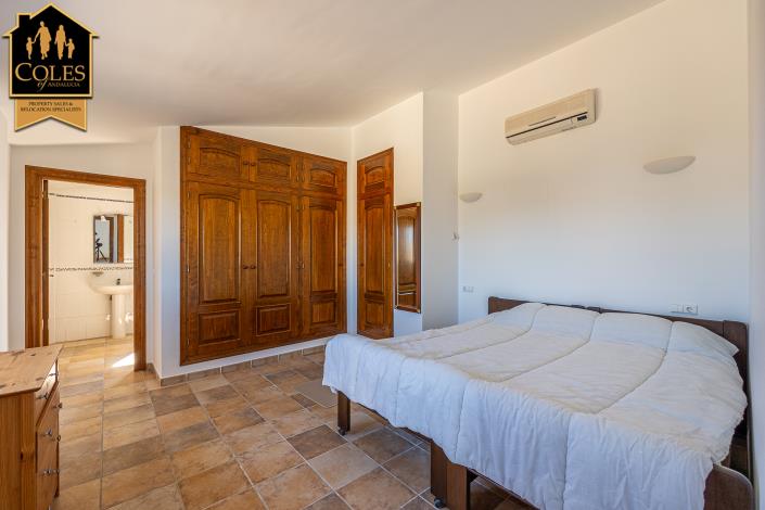 Image No.24-4 Bed Villa / Detached for sale