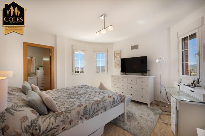 Image No.20-3 Bed Townhouse for sale