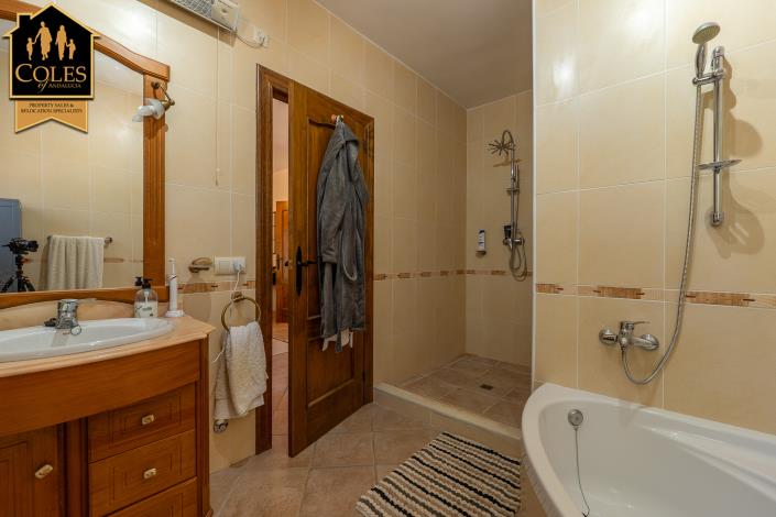 Image No.25-5 Bed Villa / Detached for sale