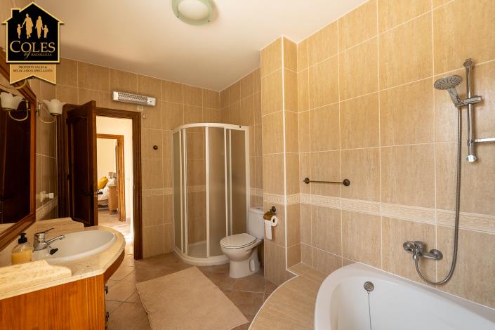 Image No.28-5 Bed Villa / Detached for sale