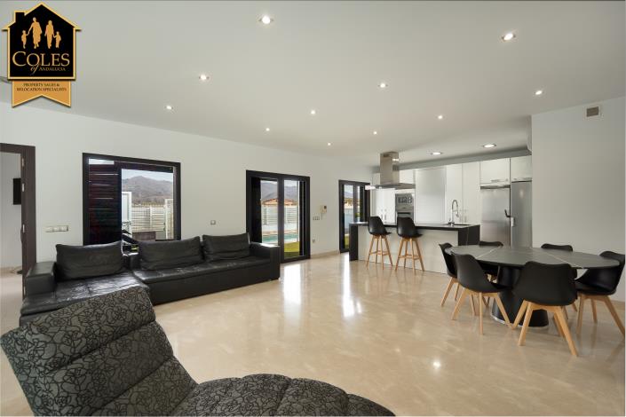 Image No.12-4 Bed Villa / Detached for sale