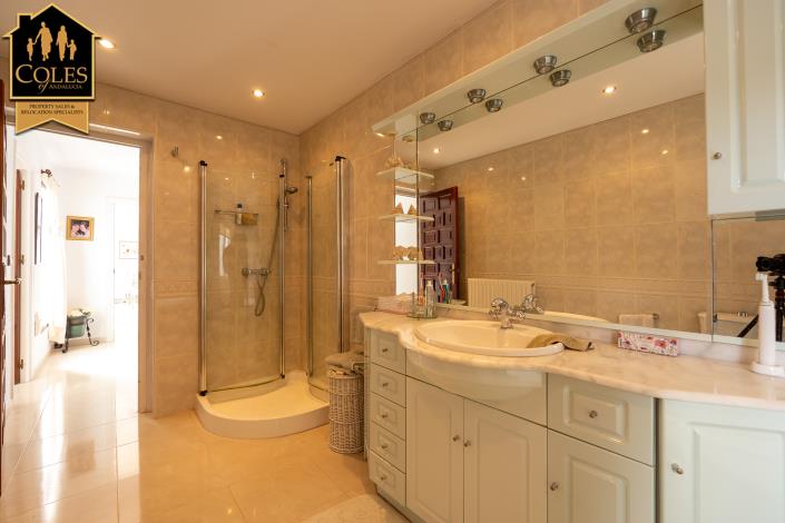 Image No.24-4 Bed Villa / Detached for sale