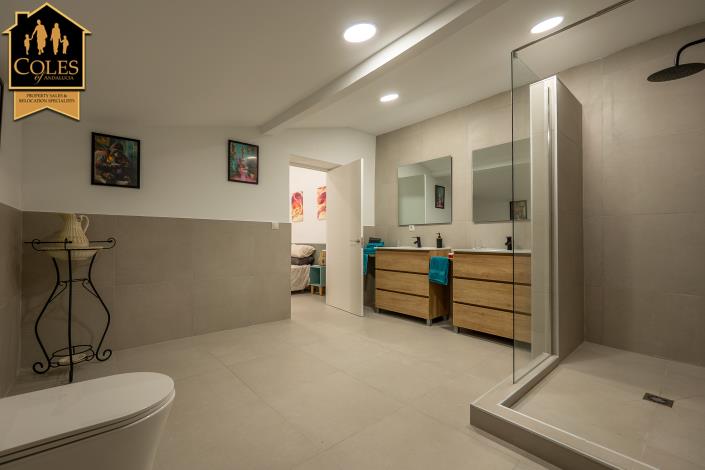 Image No.31-6 Bed Villa / Detached for sale